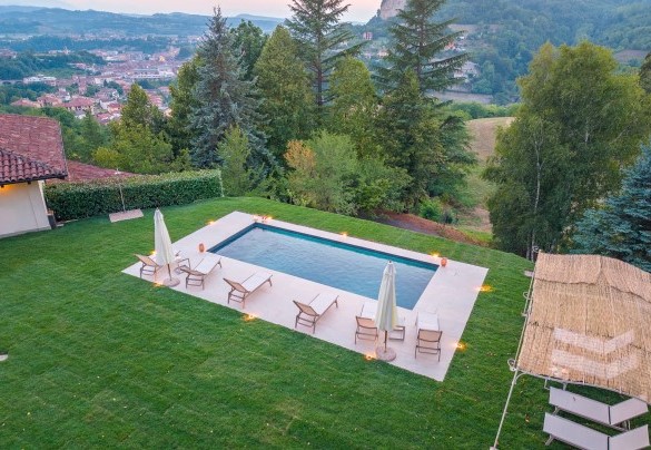 Rectangular in shape, it measures 8 x 3 metres and is lined with PVC – Ferrero Country House
