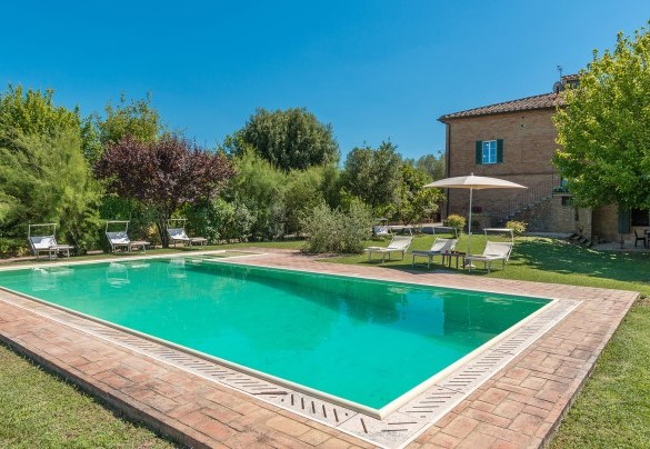 La piscina resterà aperta dall’ultimo sabato di aprile al primo sabato di ottobre - Finestra su Siena