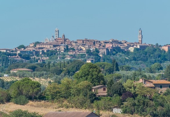 Siena si trova al centro della Toscana, immersa nel più tipico dei paesaggi toscani definito dal corollario delle dolci colline - Finestra su Siena