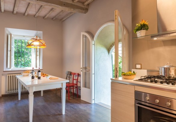La cucina principale al piano terra con accesso alla zona pranzo esterna - Finestra su Siena