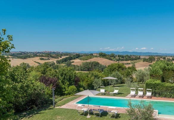Il parco ed una piscina ad uso esclusivo ed una splendida vista che inquadra i profili della città di Siena - Finestra su Siena
