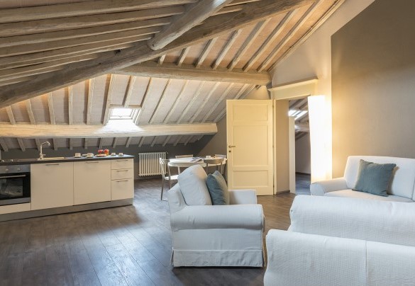 Il living nella mansarda - Finestra su Siena