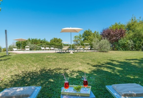 La piscina è dotata di doccia esterna - Finestra su Siena