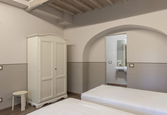 Camera doppia con letti unibili n.1 con bagno en suite con doccia al piano terra - Finestra su Siena