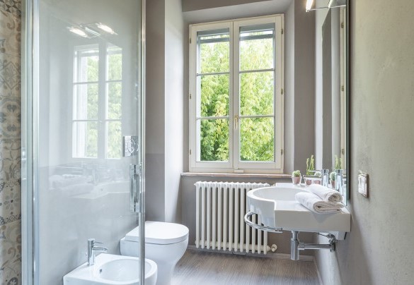 Bagno con doccia n.6 al primo piano - Finestra su Siena