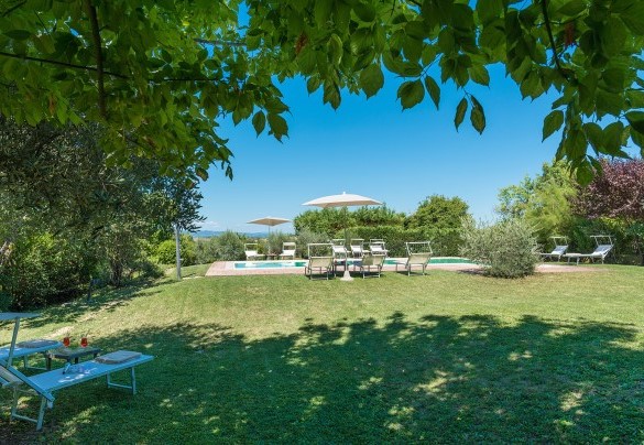 Il parco recintato che contorna la villa ha un’estensione di circa 2000 mq coltivato soprattutto a prato - Finestra su Siena