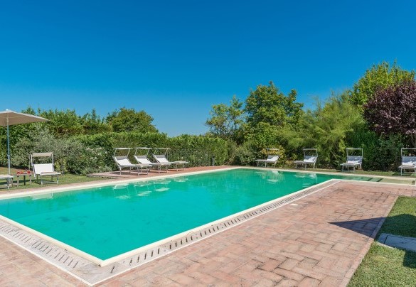 La pascina ha misure 5 x 10 m e la profondità variabile da 1,40 m a 2,20 m - Finestra su Siena