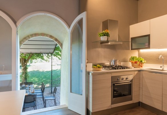 La cucina principale al piano terra con accesso alla zona pranzo esterna - Finestra su Siena