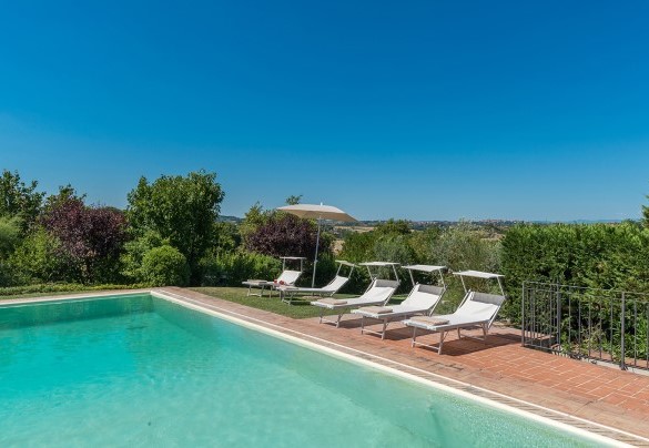La piscina è realizzata in bella posizione panoramica al centro del giardino - Finestra su Siena