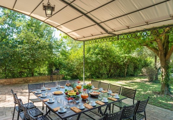 Area pranzo all'uscita della cucina principale - Finestra su Siena