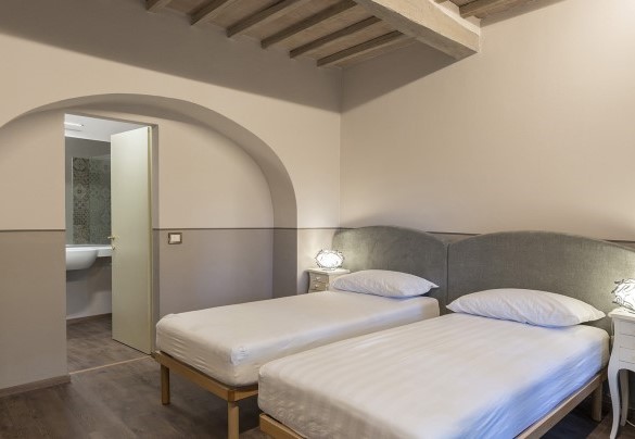 Camera doppia con letti unibili n.1 con bagno en suite con doccia al piano terra - Finestra su Siena
