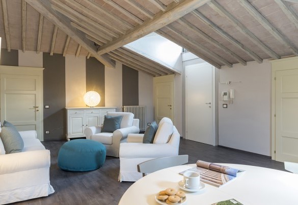 Il living nella mansarda - Finestra su Siena