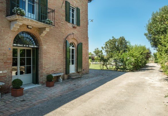 Il viale di accesso  - Finestra su Siena