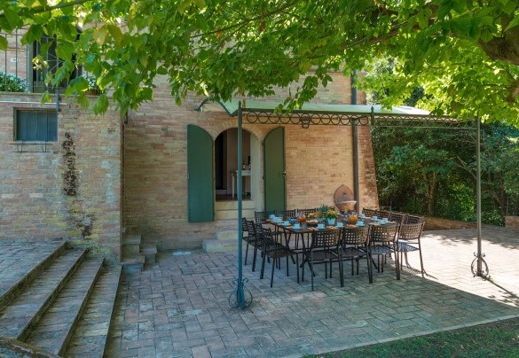 Area pranzo all'uscita della cucina principale - Finestra su Siena