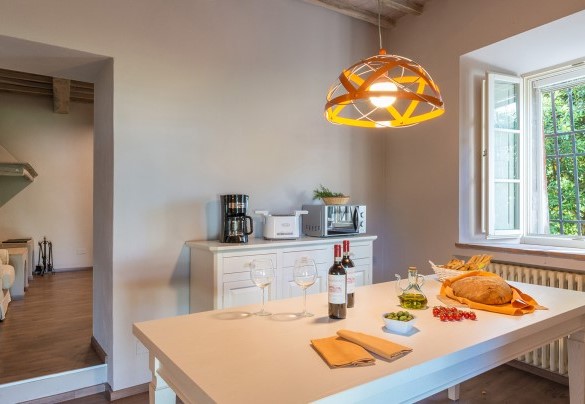La cucina principale al piano terra con accesso alla zona pranzo esterna - Finestra su Siena