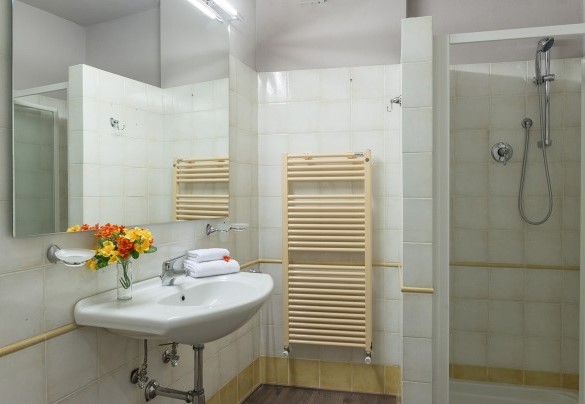 Bagno con doccia n.1 al piano terra - Finestra su Siena