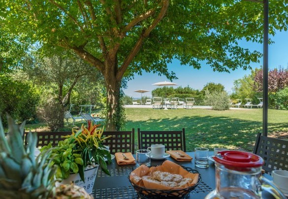 Area pranzo all'uscita della cucina principale - Finestra su Siena