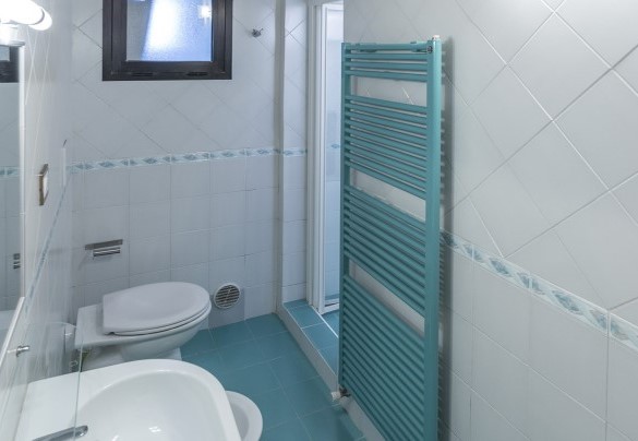 Bagno con doccia n.3 al piano terra - Finestra su Siena