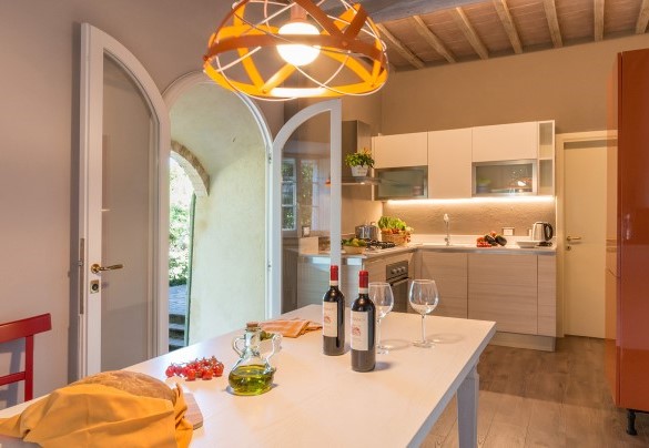 La cucina principale al piano terra con accesso alla zona pranzo esterna - Finestra su Siena