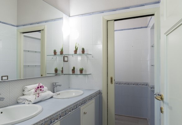 Bagno con doccia n.5, en suite alla camera n.5 - Finestra su Siena
