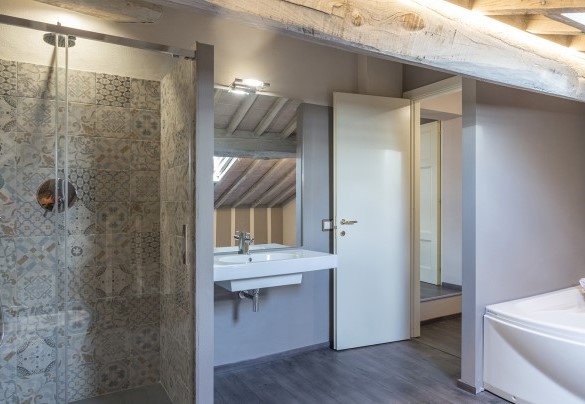 Bagno con doccia e vasca n.8, en suite alla camera n.8 - Finestra su Siena