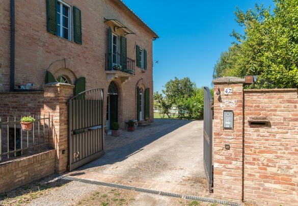 Il cancello d'ingresso - Finestra su Siena