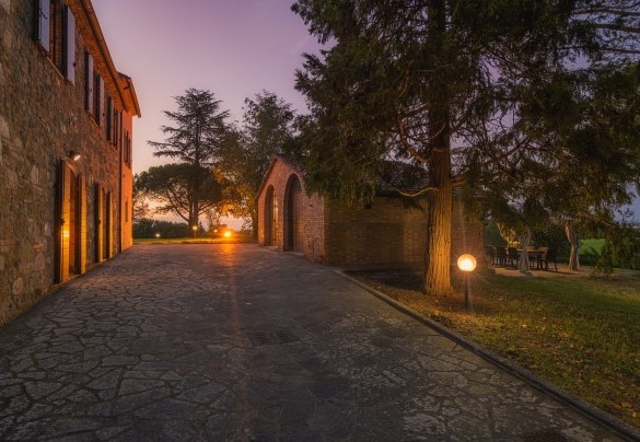 Il cortile illuminato al tramonto - Fonte Pinella