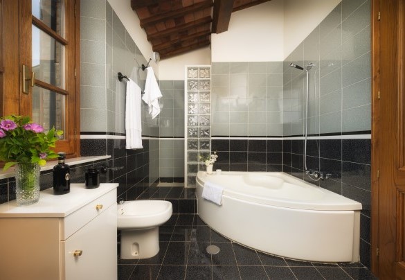 Il moderno bagno al primo piano con vasca e doccia - Fonte Pinella