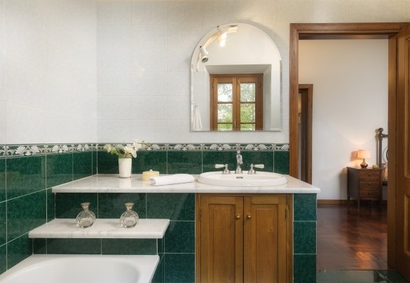 Il colorato bagno en-suite con vasca al piano superiore - Fonte Pinella