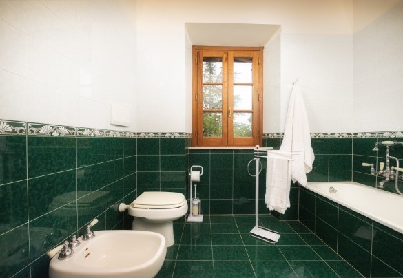 Il colorato bagno en-suite con vasca al piano superiore - Fonte Pinella