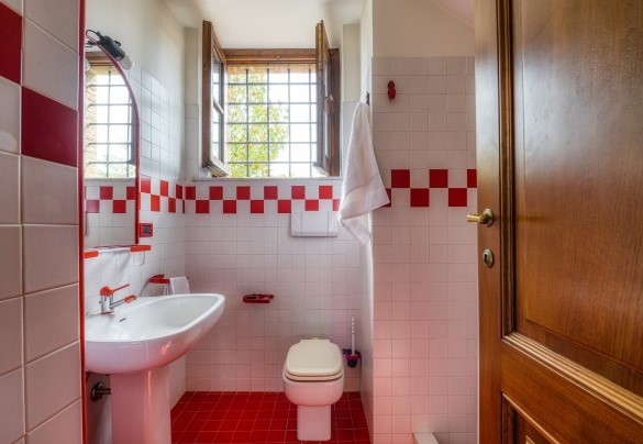 Il colorato bagno al piano terra con doccia - Fonte Pinella
