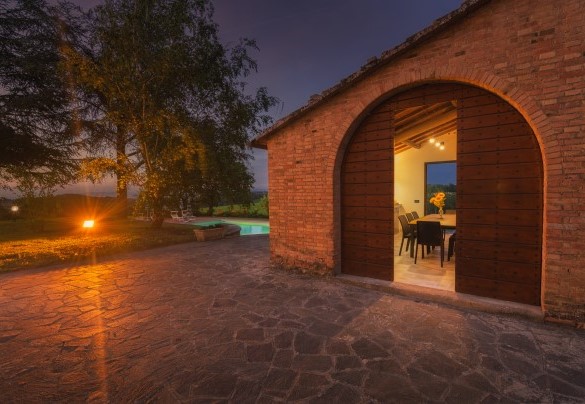 Il cortile illuminato al tramonto - Fonte Pinella