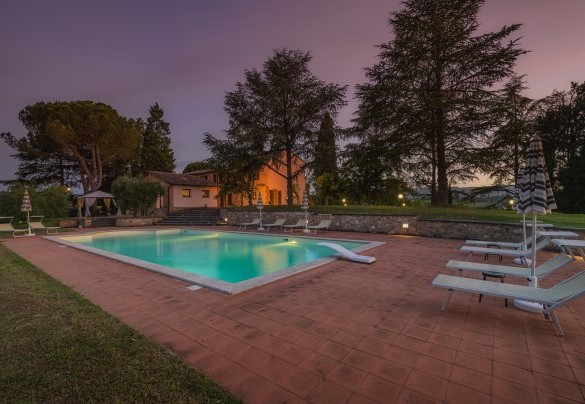 Le ultime luci della sera illuminano la zona piscina - Fonte Pinella