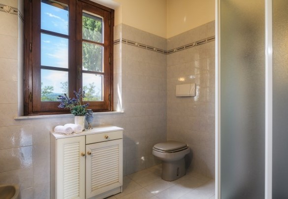 L'ampio bagno en-suite con doccia - Fonte Pinella