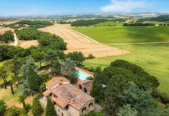 Le dolci colline abbracciano la villa - Fonte Pinella