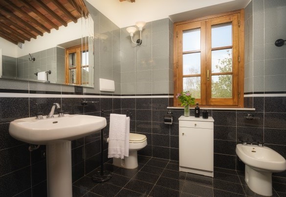 Il moderno bagno al primo piano con vasca e doccia - Fonte Pinella