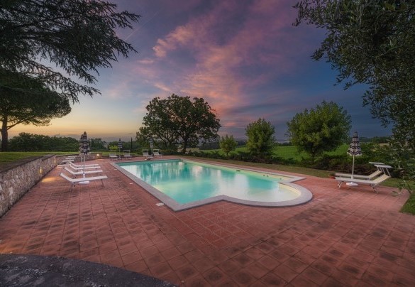 Le ultime luci della sera illuminano la zona piscina - Fonte Pinella