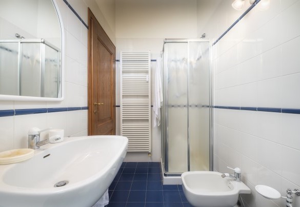 Il grazioso bagno en-suite con doccia al piano superiore - Fonte Pinella