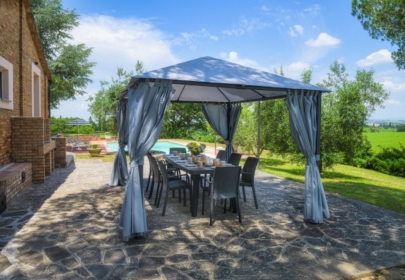 Un gazebo ombreggia il tavolo da pranzo all'aperto - Fonte Pinella