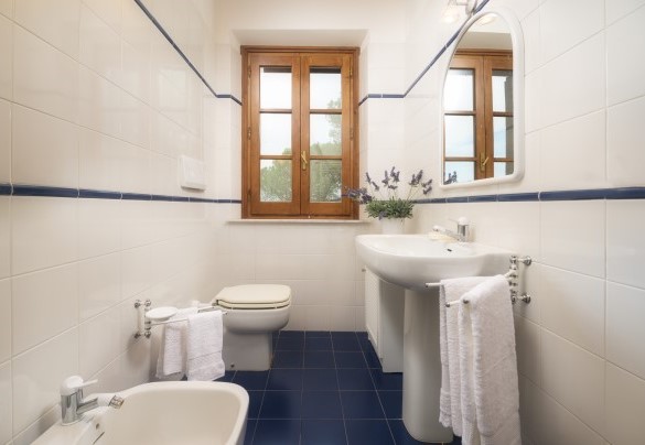 Il grazioso bagno en-suite con doccia al piano superiore - Fonte Pinella