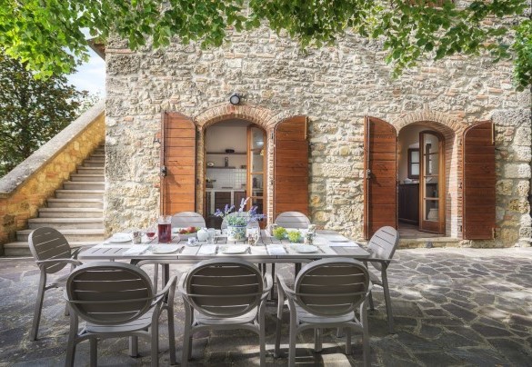 I tipici muri in pietra caratterizzano la proprietà - Fonte Pinella