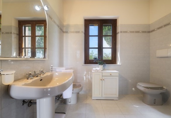 L'ampio bagno en-suite con doccia - Fonte Pinella