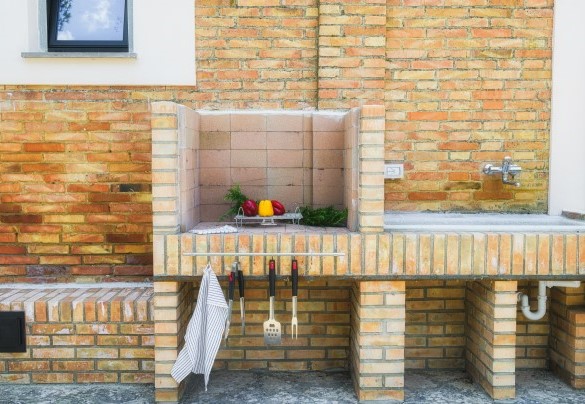 La cucina esterna con bbq in muratura - Fonte Pinella