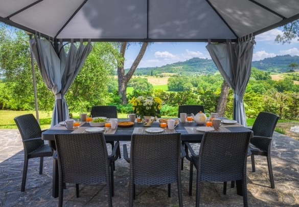 Un gazebo ombreggia il tavolo da pranzo all'aperto - Fonte Pinella