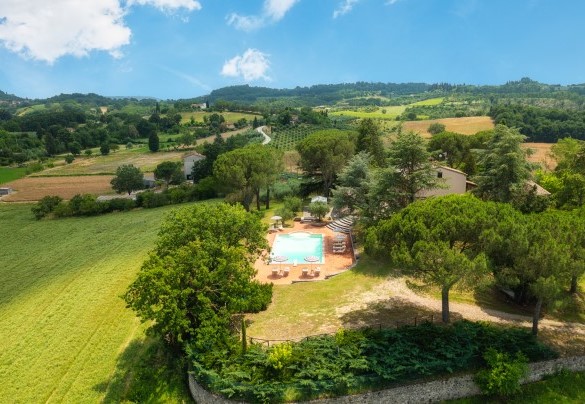 La piscina è incastonata nel verde - Fonte Pinella