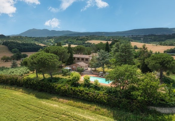 Le dolci pieghe collinari circondano la villa - Fonte Pinella