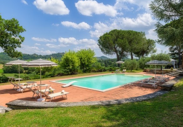 Su un lato del giardino affacciato su un paesaggio aperto si trova la piscina - Fonte Pinella