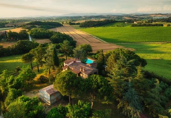 Le dolci colline abbracciano la villa - Fonte Pinella
