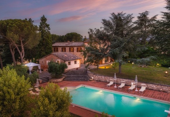 Le ultime luci della sera illuminano la zona piscina - Fonte Pinella
