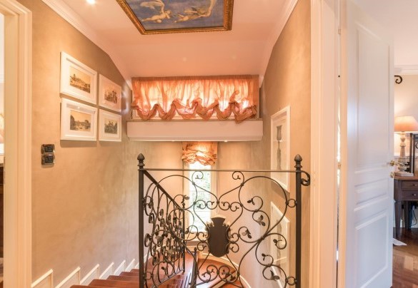 La scala interna che conduce al primo piano con la zona notte - Fontespina 6